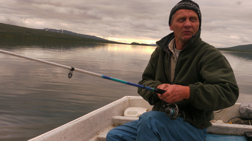 John à la pêche près de chez lui